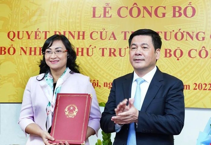 Thừa ủy quyền của Thủ tướng Chính phủ, Bộ trưởng Nguyễn Hồng Diên trao Quyết định điều động, bổ nhiệm Thứ trưởng Phan Thị Thắng. Ảnh: BCT