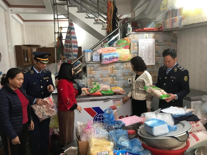 Tiêu hủy gần 30kg thực phẩm nhập lậu tại huyện Văn Lãng (Lạng Sơn)