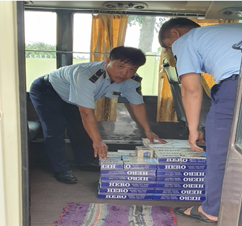 Phát hiện, tạm giữ xe ô tô vận tải hành khách chở 930 bao thuốc lá ngoại nhập lậu