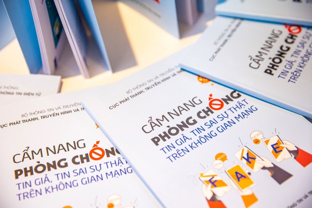 Cẩm nang phòng chống tin giả, tin sai sự thật trên không gian mạng Cẩm nang phòng chống tin giả, tin sai sự thật trên không gian mạng