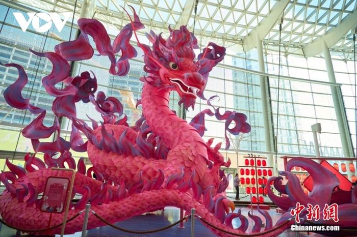 Triển lãm đèn lồng nghệ thuật Tết Nguyên đán tổ chức tại một trung tâm mua sắm ở Bắc Kinh. Một con Rồng màu đỏ cao 6 mét cùng nhiều chiếc đèn lồng rực rỡ đã xuất hiện tại đây. Ảnh: Chinanews