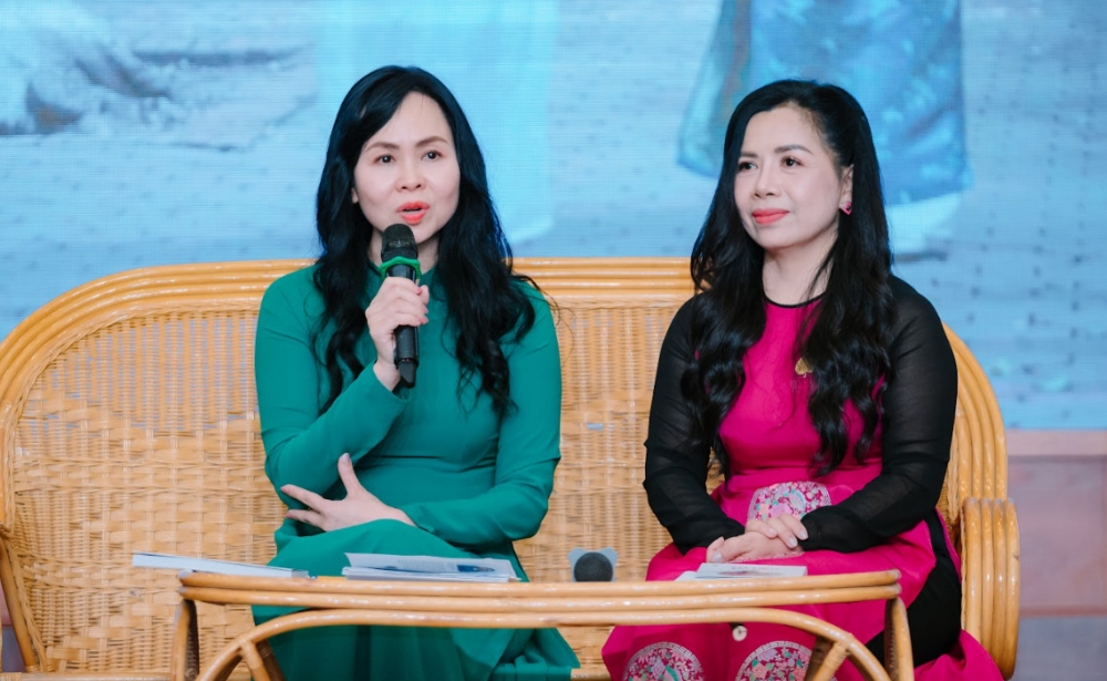 Ra mắt cuốn sách 