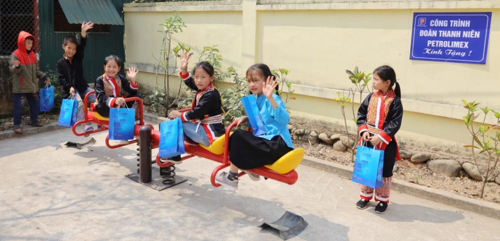 Petrolimex mang yêu thương đến với học sinh Nà Choòng