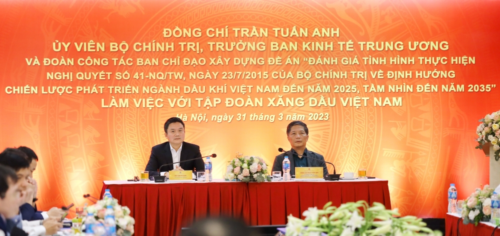 Ủy viên Bộ chính trị - Trưởng Ban Kinh tế Trung ương Trần Tuấn Anh làm việc tại Petrolimex về thực hiện Nghị quyết số 41-NQ/TW
