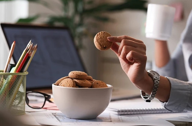 Thói quen ăn uống không khoa học khiến dân văn phòng mất kiểm soát cân nặng