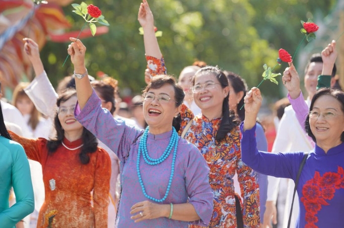 5.000 người đồng diễn áo dài "Tôi yêu áo dài Việt Nam"