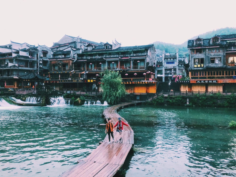 Lượng khách tăng cao gây lo ngại ùn tắc ở cửa khẩu quốc tế Trung Quốc