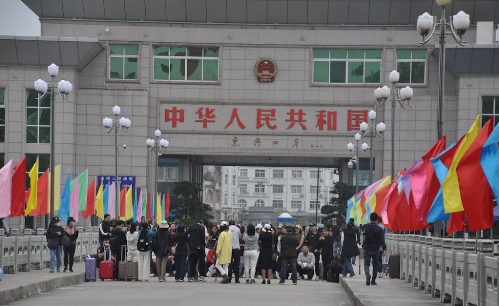 Lượng khách tăng cao gây lo ngại ùn tắc ở cửa khẩu quốc tế Trung Quốc