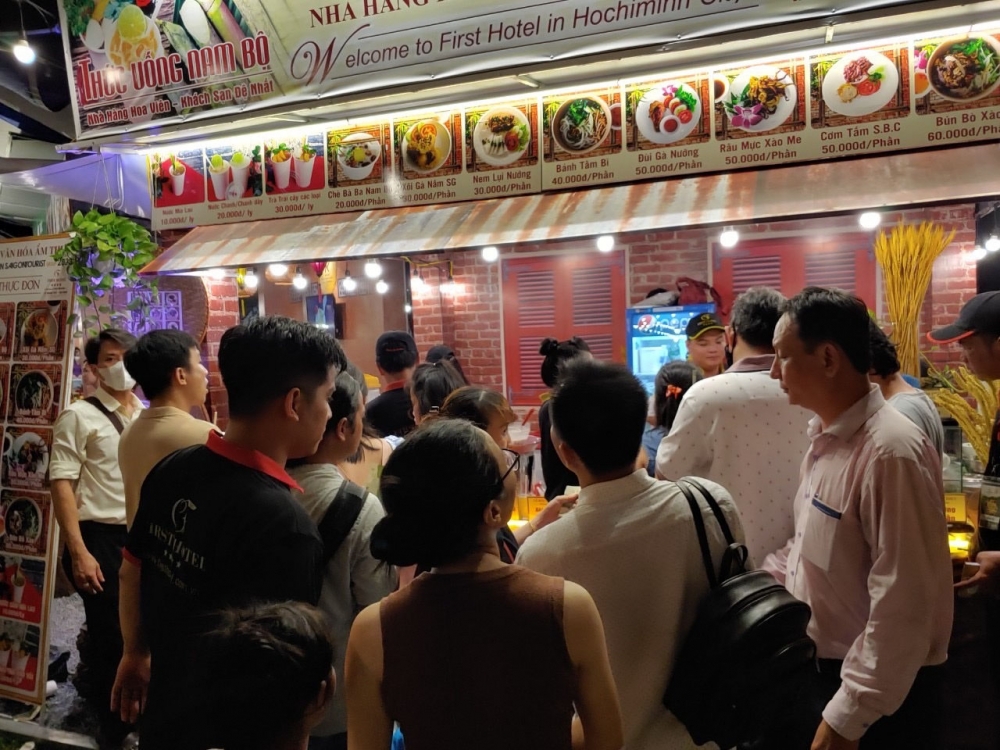 Du khách hào hứng trải nghiệm tại “Lễ hội văn hóa ẩm thực, món ngon Saigontourist Group 2023”