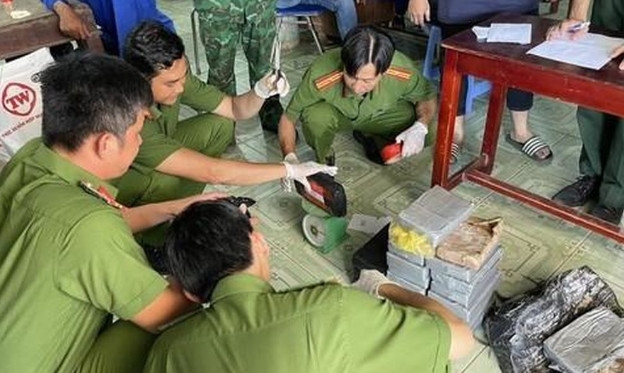 Người dân tiếp tục phát hiện hàng chục gói ni-lông nghi chứa ma túy dạt vào bờ biển