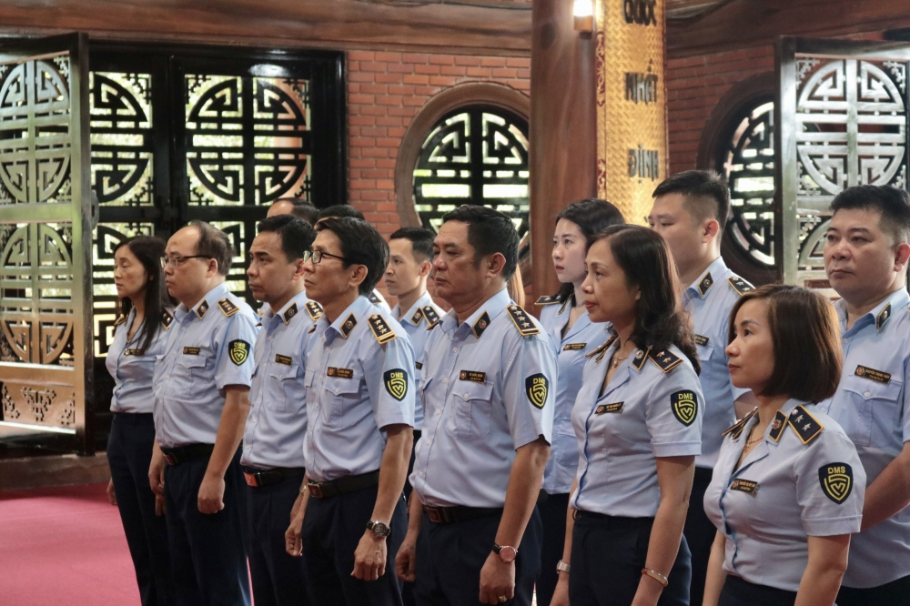 Cục QLTT tỉnh Thái Nguyên dâng hương tưởng niệm Chủ tịch Hồ Chí Minh nhân kỷ niệm Ngày sinh của Người