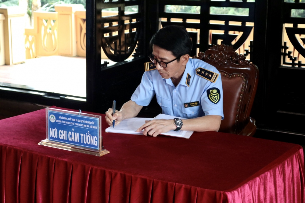 Cục QLTT tỉnh Thái Nguyên dâng hương tưởng niệm Chủ tịch Hồ Chí Minh nhân kỷ niệm Ngày sinh của Người