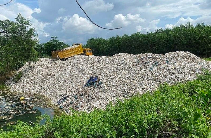 Đồng Nai: Phát hiện đổ 18 tấn chất thải rắn công nghiệp trái quy định xuống hồ nước