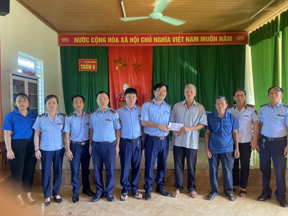 Cục QLTT tỉnh Hà Tĩnh trao quà xây dựng nông thôn mới