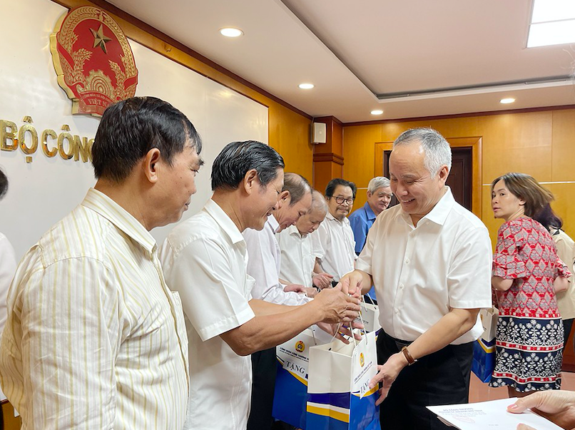 Những thương binh, liệt sỹ ngành Công Thương: Từ cứu nhà máy, kho tàng đến quên mình vì dân trong cuộc chiến chống Covid 19