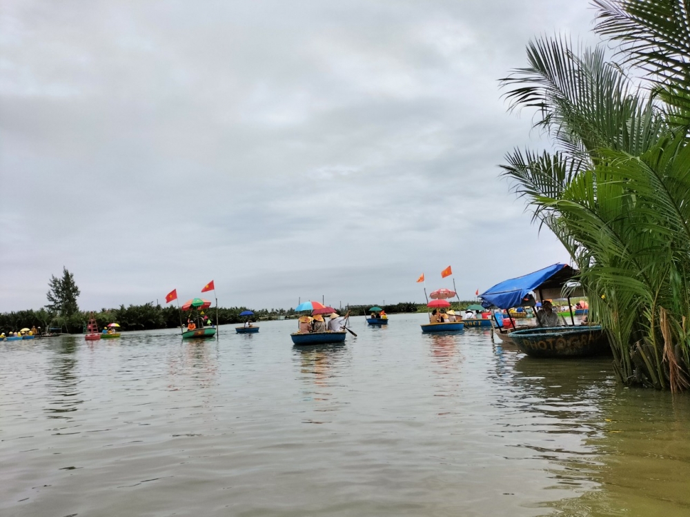 Du khách hào hứng trải nghiệm thuyền thúng tại Rừng dừa Bảy Mẫu (Hội An)