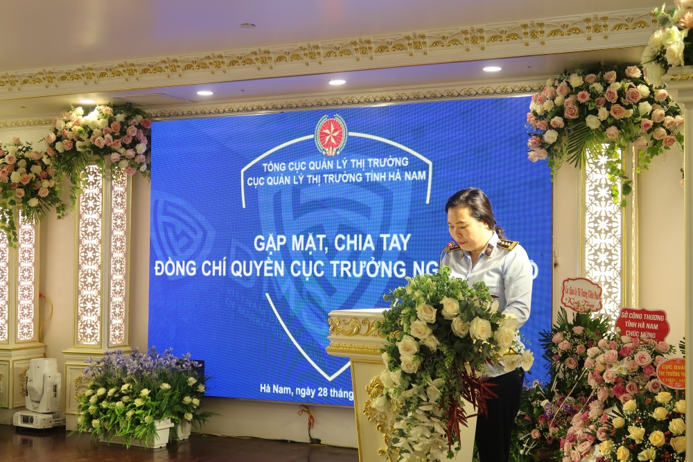 Cục QLTT Hà Nam: Gặp mặt, chia tay đồng chí Quyền Cục trưởng nghỉ chế độ