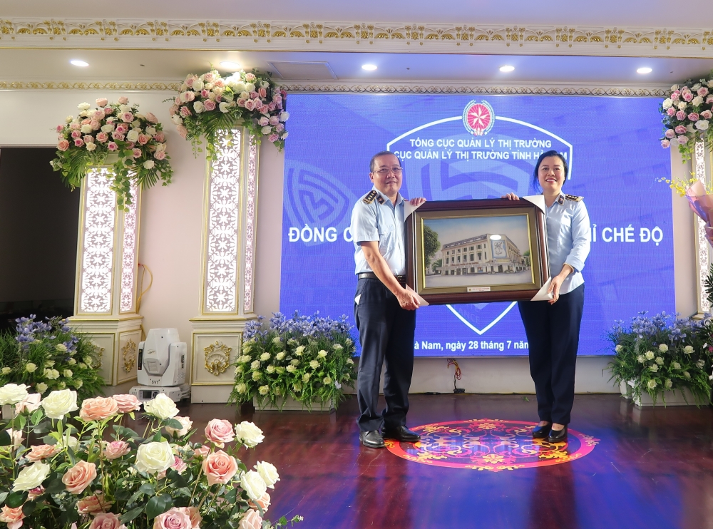 Cục QLTT Hà Nam: Gặp mặt, chia tay đồng chí Quyền Cục trưởng nghỉ chế độ