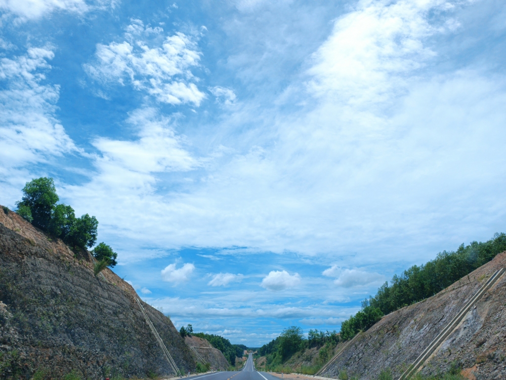 Xuyên Việt bằng xe gia đình: Xu hướng du lịch “nở rộ” dịp hè