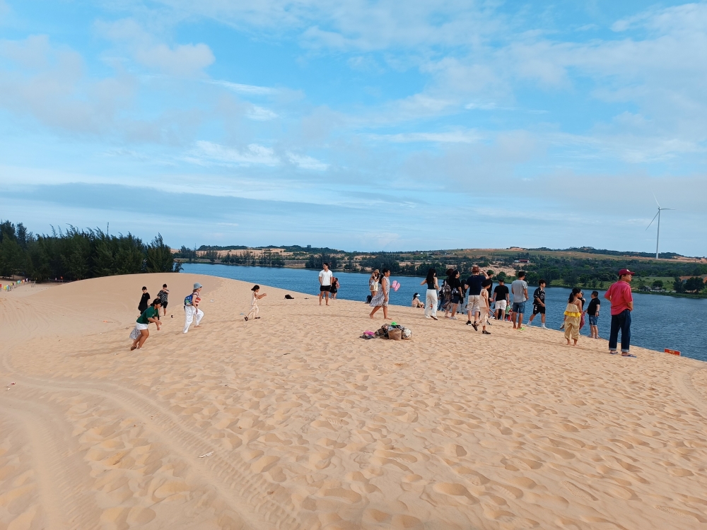 Xuyên Việt bằng xe gia đình: Xu hướng du lịch “nở rộ” dịp hè