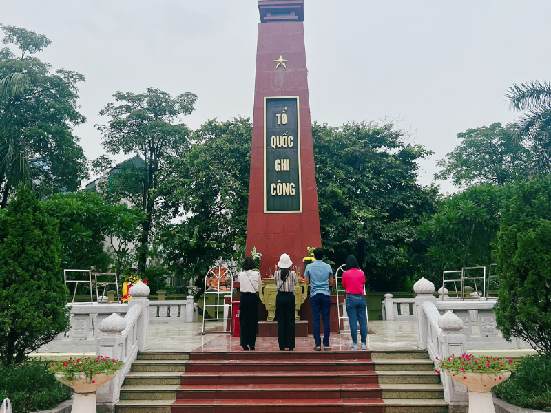 Dâng hương tưởng niệm tại Nghĩa trang Liệt sỹ Ngọc Hồi