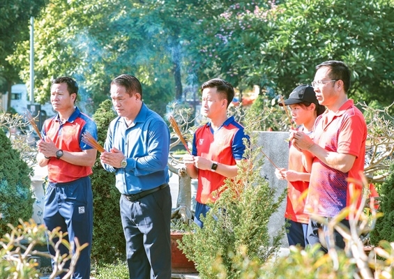 Đoàn Vận động viên dâng hương tưởng nhớ công lao các anh hùng, liệt sĩ