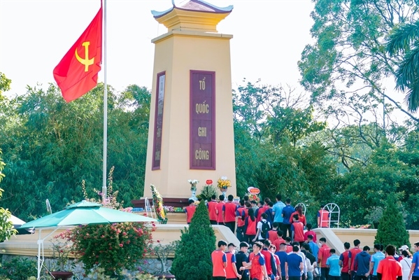 Đoàn Vận động viên dâng hương tưởng nhớ công lao các anh hùng, liệt sĩ