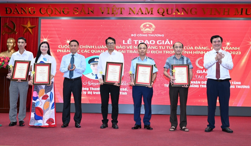 Tập thể và cá nhân thuộc Tổng cục QLTT được vinh danh tại Lễ trao giải Cuộc thi chính luận Bảo vệ nền tảng tư tưởng của Đảng Tập thể và cá nhân thuộc Tổng cục QLTT được vinh danh tại Lễ trao giải Cuộc thi chính luận Bảo vệ nền tảng tư tưởng của Đảng