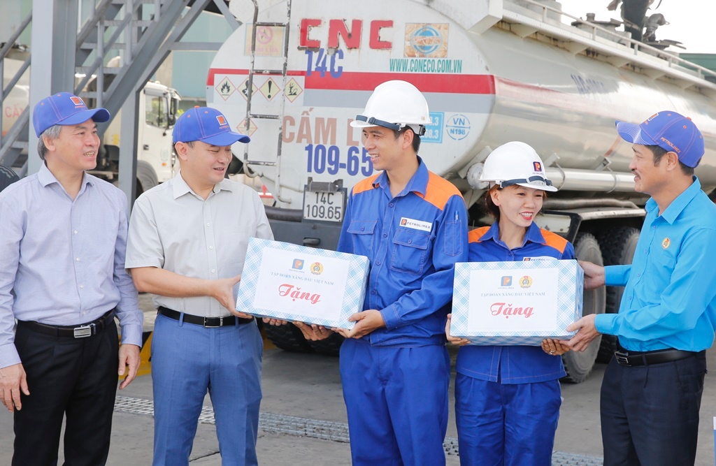 Kết thúc chương trình làm việc, lãnh đạo Tập đoàn và Công đoàn Xăng dầu Việt Nam đã tới thăm hỏi, động viên và trao quà cho công nhân lao động trực tiếp làm công tác xuất hàng tại Bến xuất Xăng dầu K130