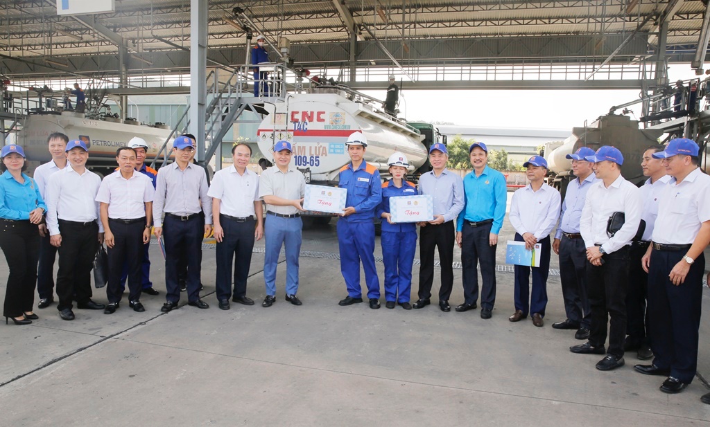 Kết thúc chương trình làm việc, lãnh đạo Tập đoàn và Công đoàn Xăng dầu Việt Nam đã tới thăm hỏi, động viên và trao quà cho công nhân lao động trực tiếp làm công tác xuất hàng tại Bến xuất Xăng dầu K130