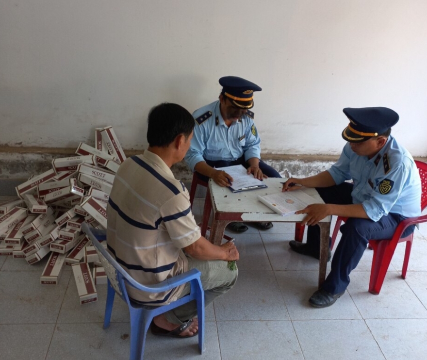 Vận chuyển thuốc lá nhập lậu trong xe chở dưa hấu