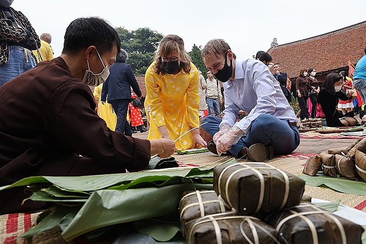Gần 30 đại sứ quan tham gia chương trình "Happy Tết 2022" tại Làng cổ Đường Lâm