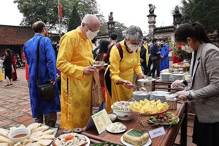 Gần 30 đại sứ quan tham gia chương trình "Happy Tết 2022" tại Làng cổ Đường Lâm