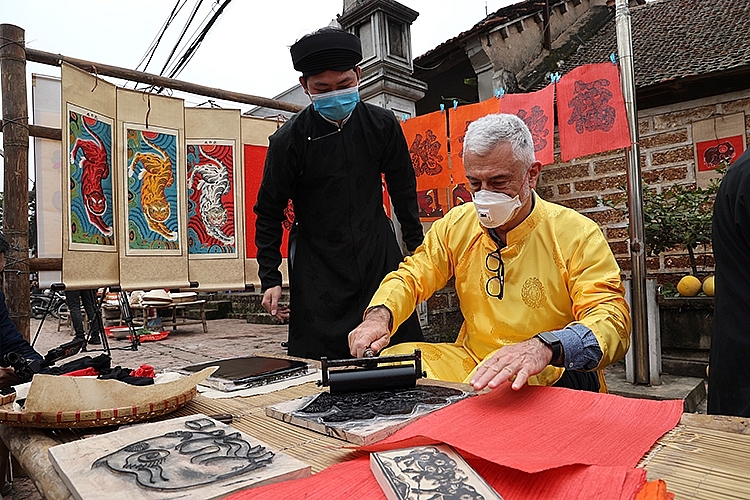 Gần 30 đại sứ quan tham gia chương trình "Happy Tết 2022" tại Làng cổ Đường Lâm