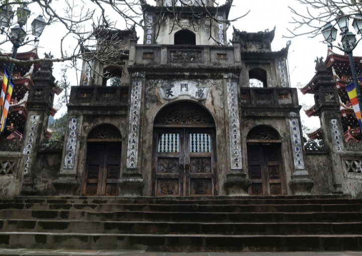 Tạm dừng lễ hội: Chùa Hương văng vẻ ngày đầu năm