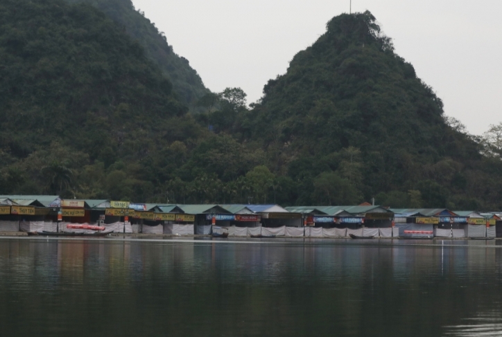 Tạm dừng lễ hội: Chùa Hương văng vẻ ngày đầu năm