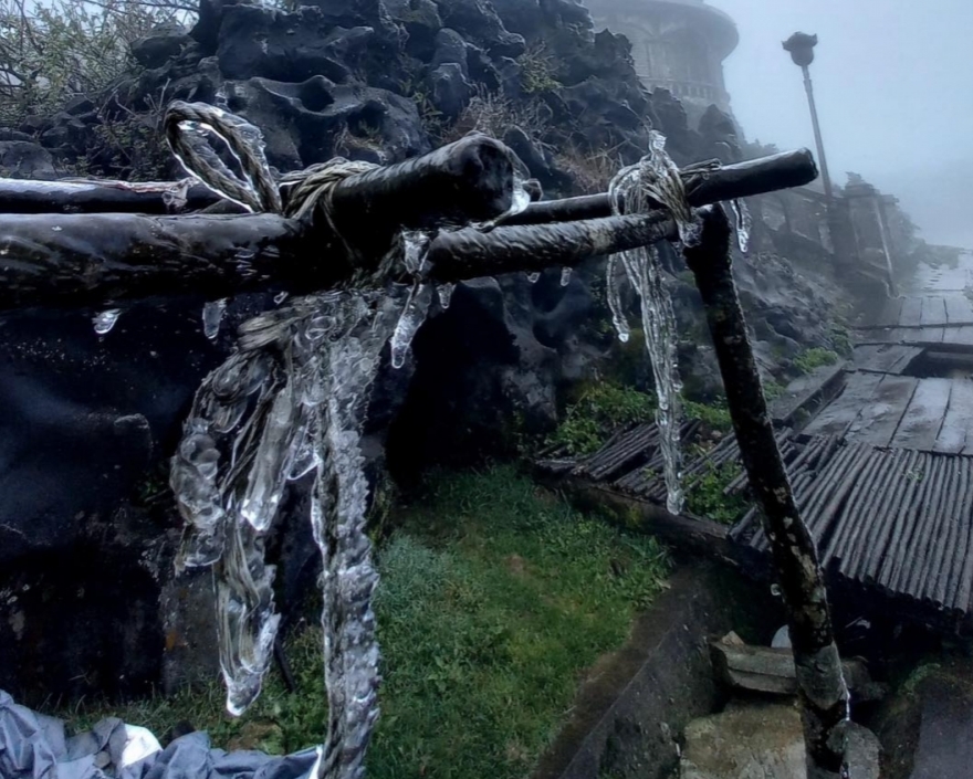 Băng giá bao phủ đỉnh Mẫu Sơn Băng giá bao phủ đỉnh Mẫu Sơn