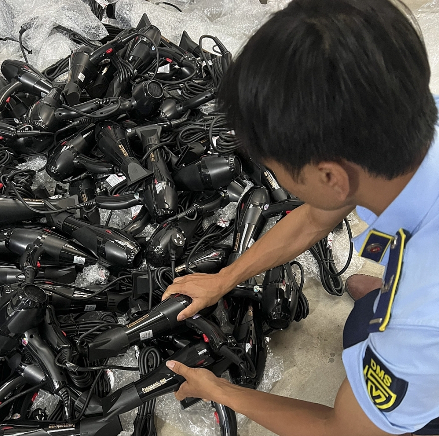 Hà Nội: Tạm giữ hơn 400 máy sấy tóc nghi giả nhãn hiệu Panasonic giá 70.000 đồng/chiếc