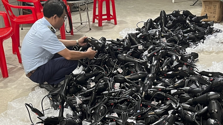 Hà Nội: Tạm giữ hơn 400 máy sấy tóc nghi giả nhãn hiệu Panasonic giá 70.000 đồng/chiếc