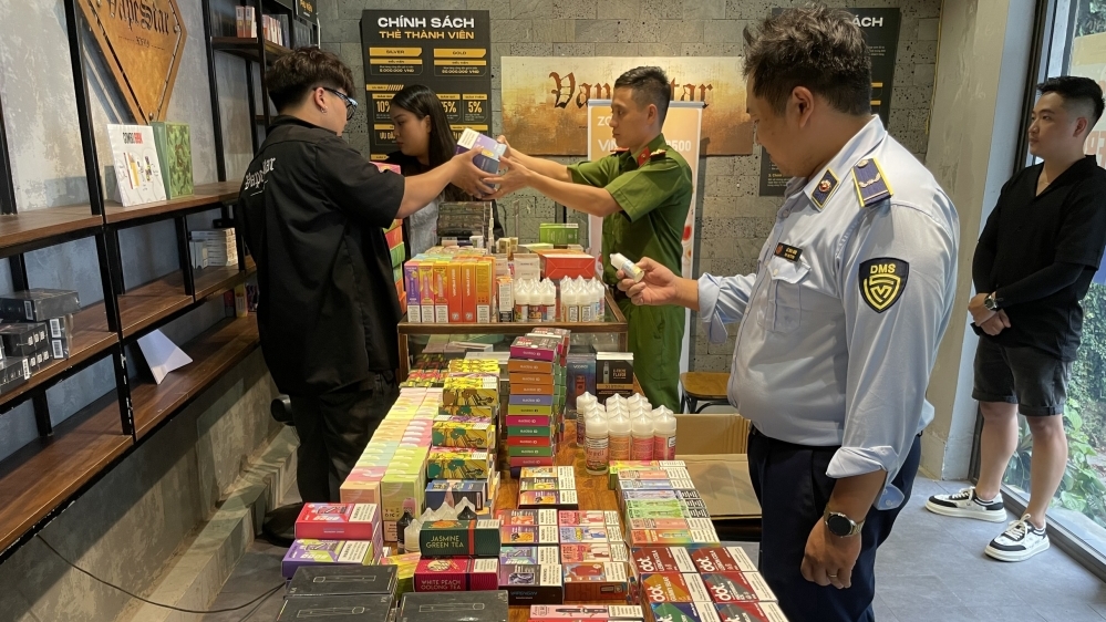 Hà Nội: Tạm giữ hàng trăm sản phẩm, tinh dầu thuốc lá điện tử