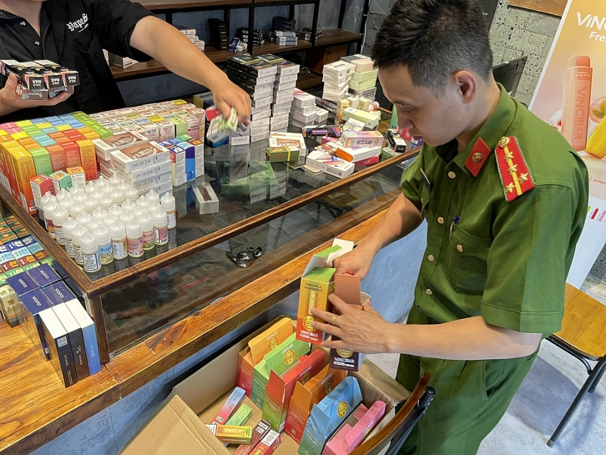 Hà Nội: Tạm giữ hàng trăm sản phẩm, tinh dầu thuốc lá điện tử