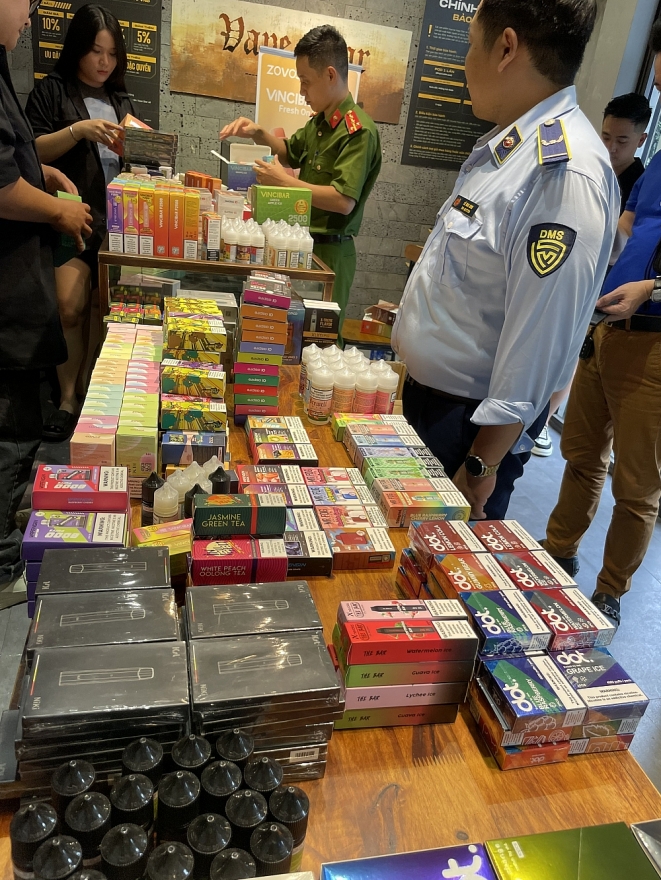 Hà Nội: Tạm giữ hàng trăm sản phẩm, tinh dầu thuốc lá điện tử