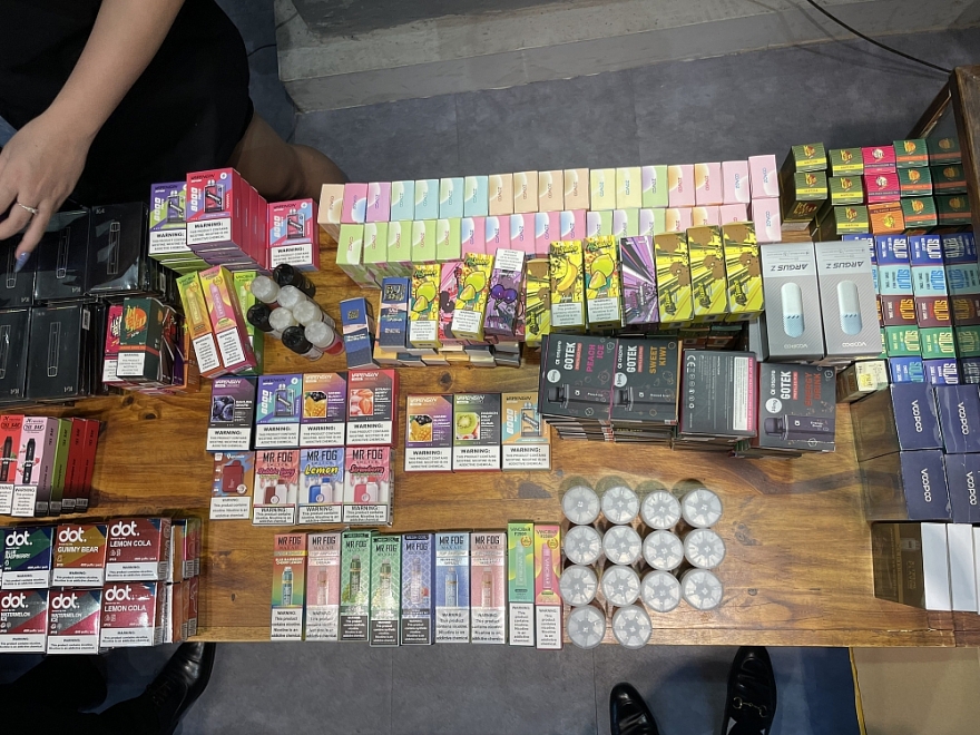 Hà Nội: Tạm giữ hàng trăm sản phẩm, tinh dầu thuốc lá điện tử