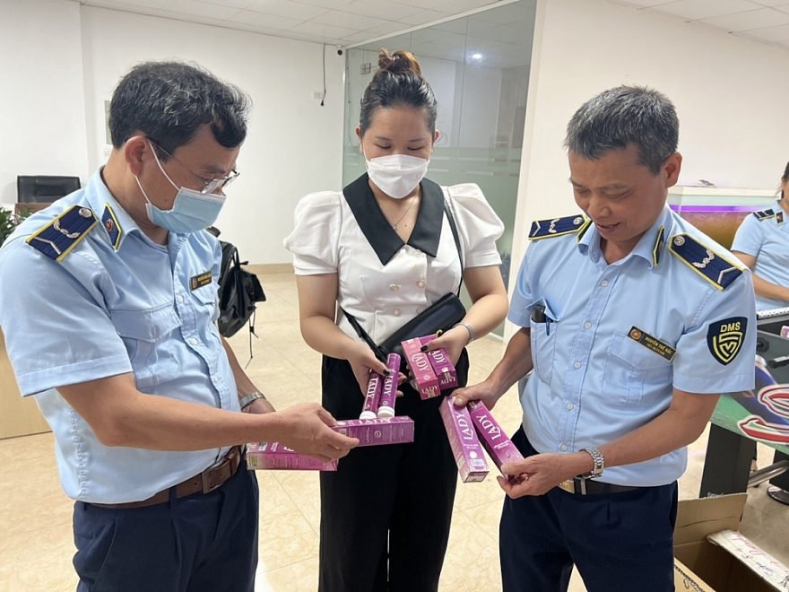 Hà Nội: Thu giữ hàng ngàn sản phẩm bảo vệ sức khỏe là hàng giả Hà Nội: Thu giữ nhiều sản phẩm bảo vệ sức khỏe là hàng giả