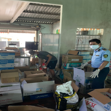 Bán cao hơn giá niêm yết, cửa hàng bị xử phạt 7.500.000 đồng Bán cao hơn giá niêm yết, cửa hàng bị xử phạt 7.500.000 đồng