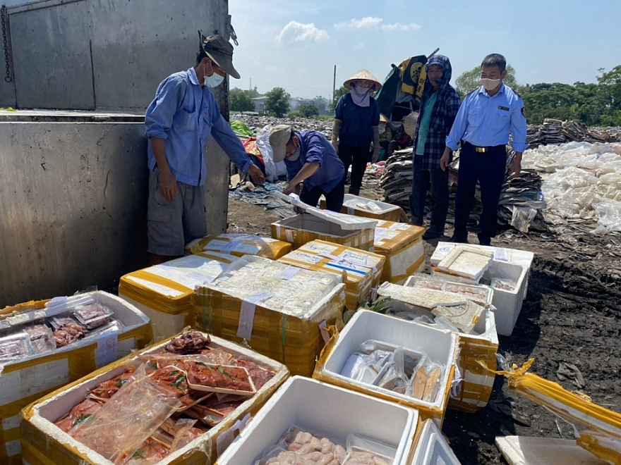Tiêu hủy gần nửa tấn thực phẩm tươi sống không rõ nguồn gốc xuất xứ