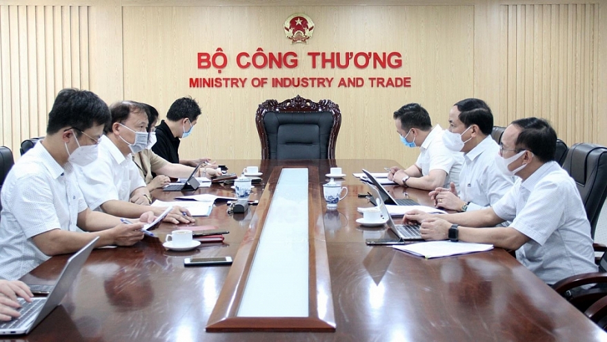 Tìm giải pháp cung ứng hàng hóa thiết yếu và hỗ trợ nông dân tiêu thụ nông sản