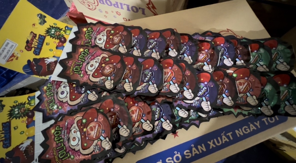 Thu giữ hàng ngàn chai Nước tẩy Toilet Okay có dấu hiệu xâm phạm quyền sở hữu trí tuệ