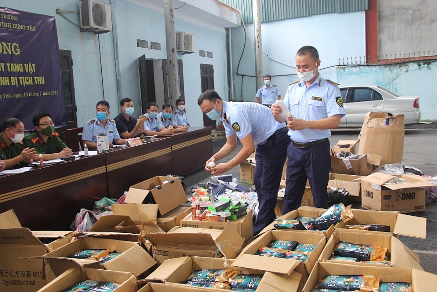 Hưng Yên: Tiêu hủy hàng trăm sản phẩm vi phạm hành chính