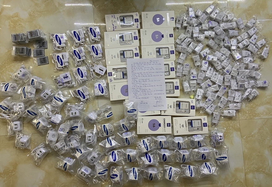 Hà Giang: Tạm giữ gần 200 phụ kiện điện thoại giả mạo nhãn hiệu SAMSUNG